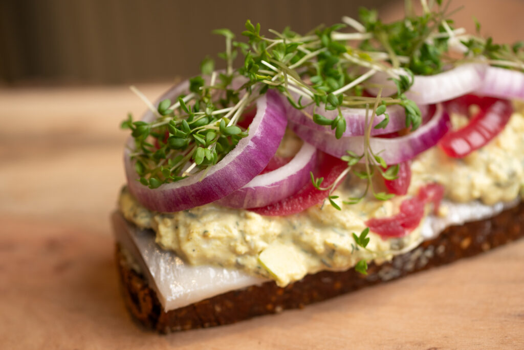 Rugbrød med pålæg, rødløg og karse