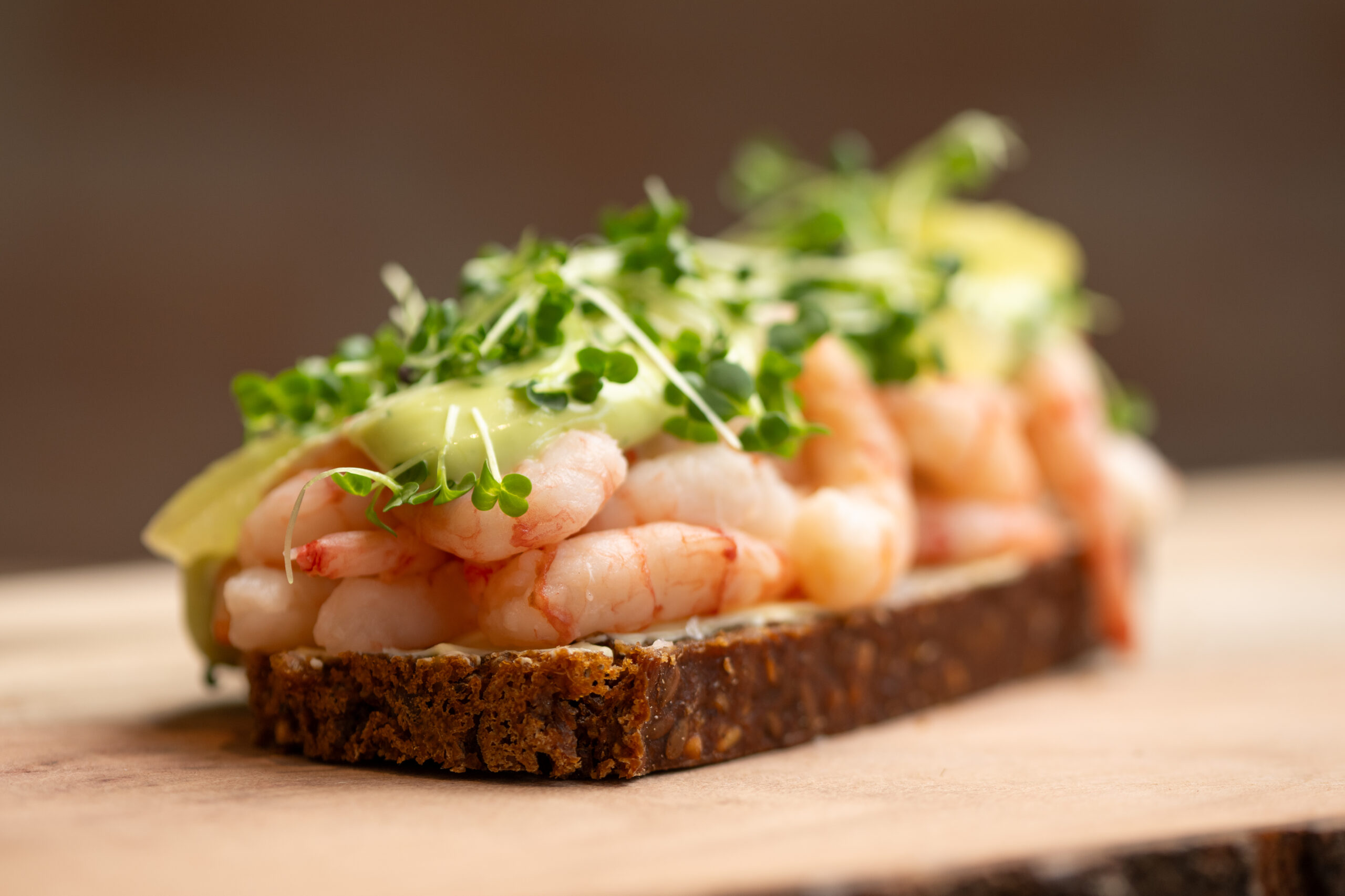 Rejemad på rugbrød med topping af grønt