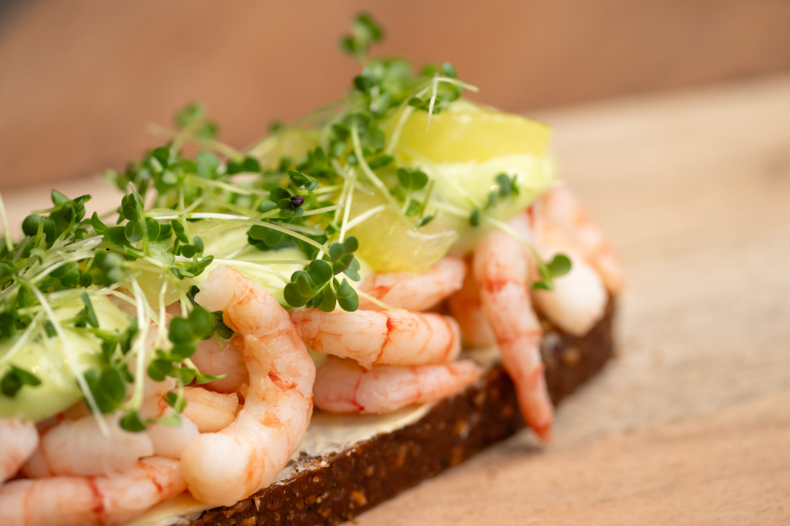 Rejemad med brød, salat og karse