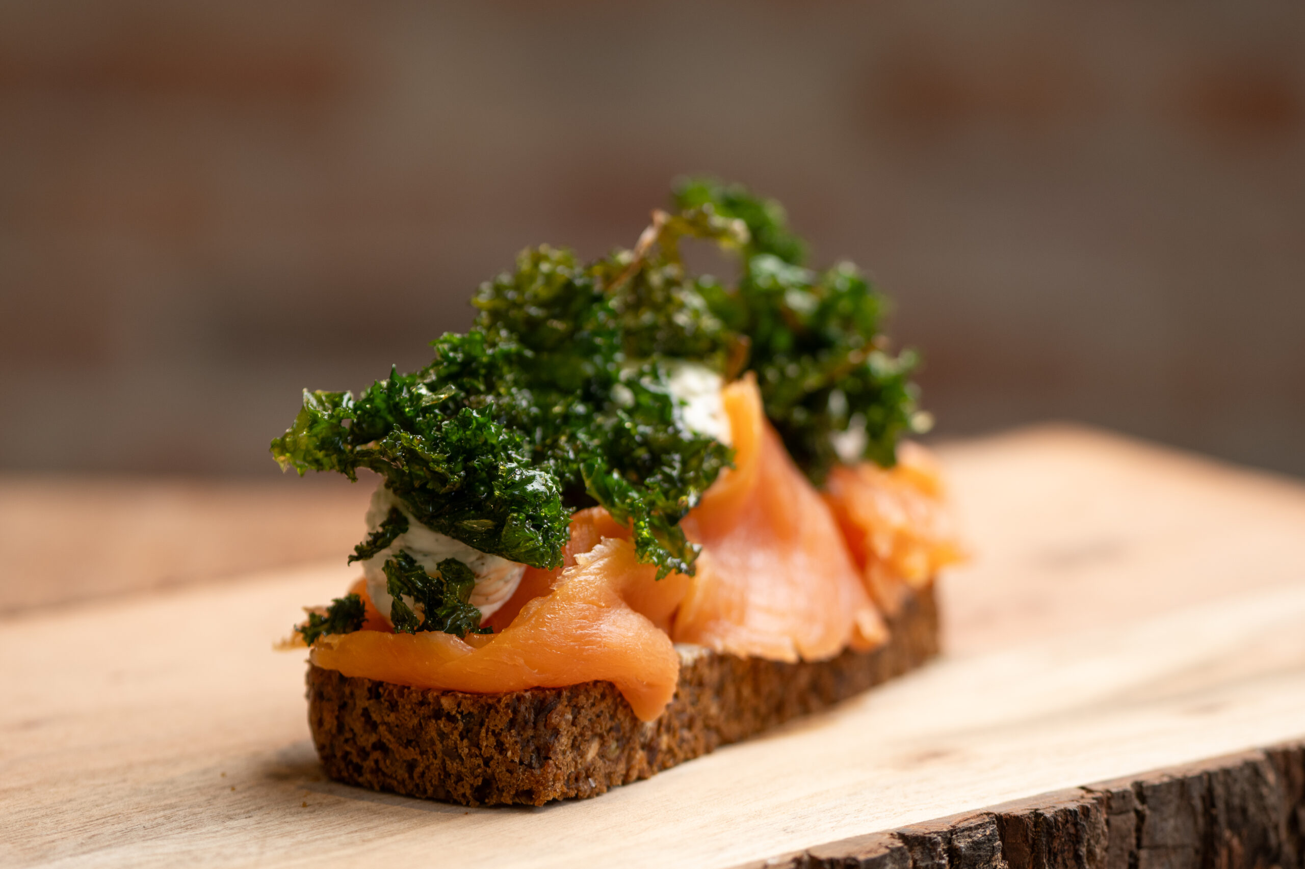 Laks og grønkål på rugbrød