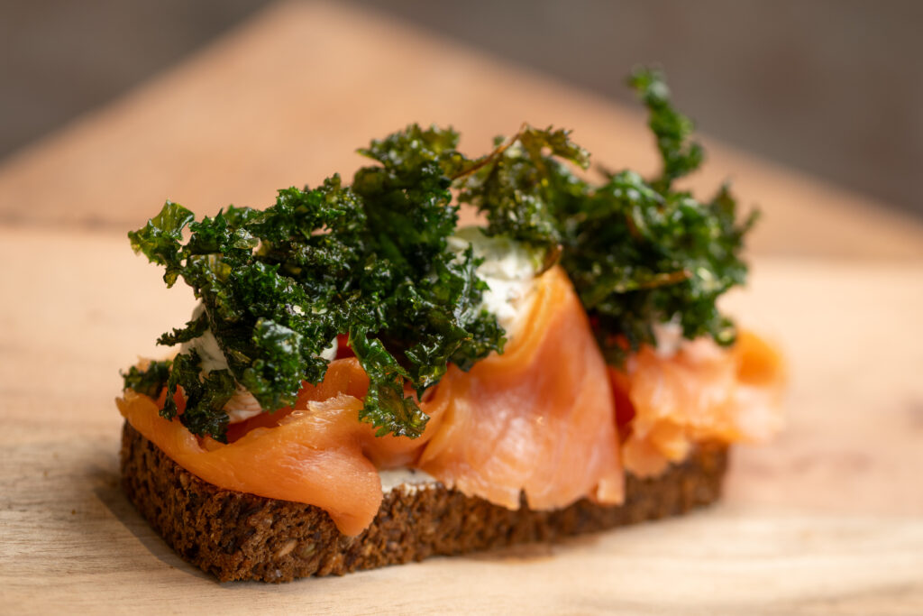 Smørrebrød med laks og grønkål