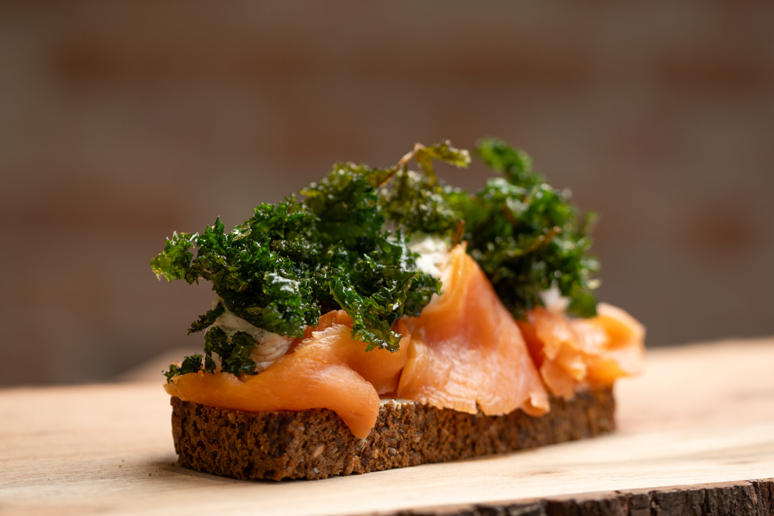 Rugbrød med laks, flødeost og grønkål