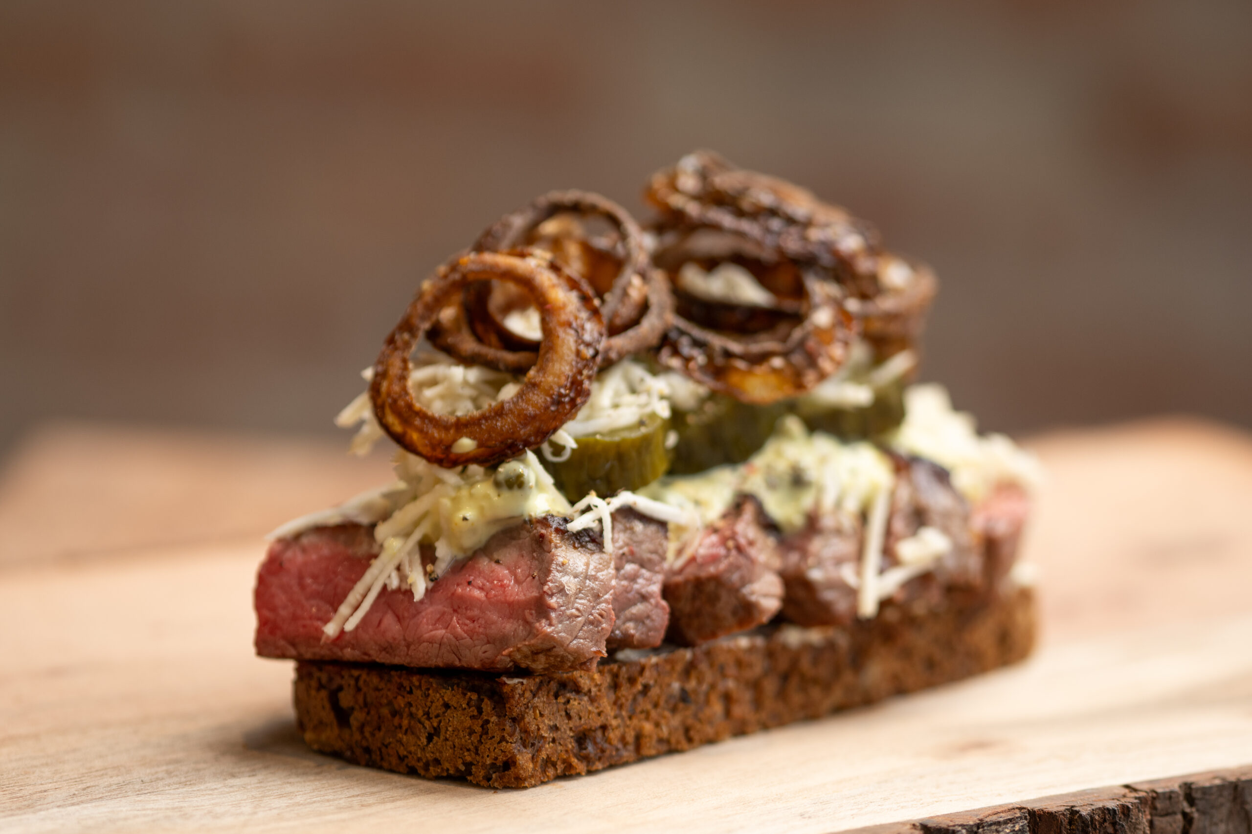 Dansk smørrebrød med roastbeef og ristede løg