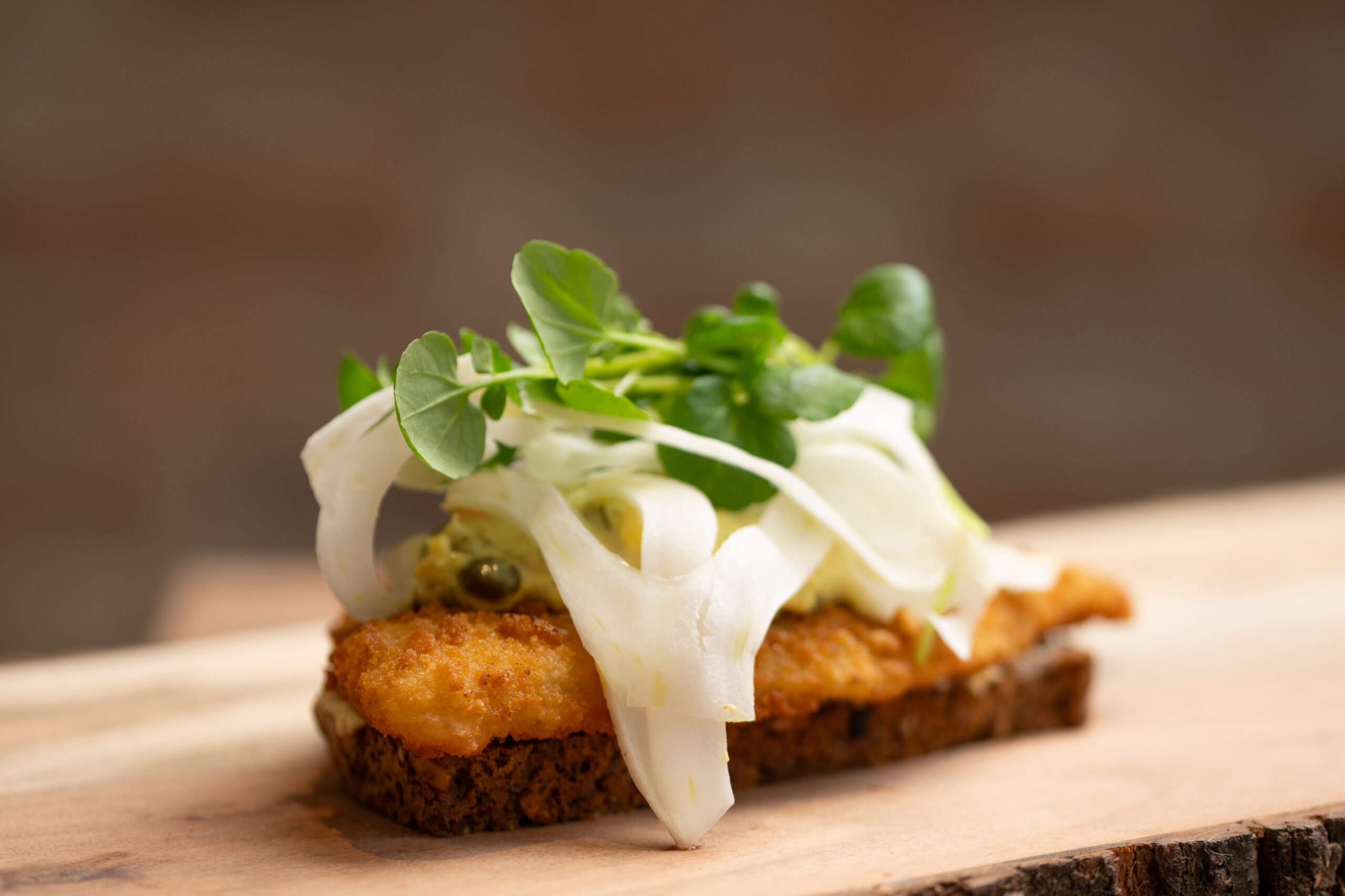 Smørrebrød med fiskefilet og friske urter