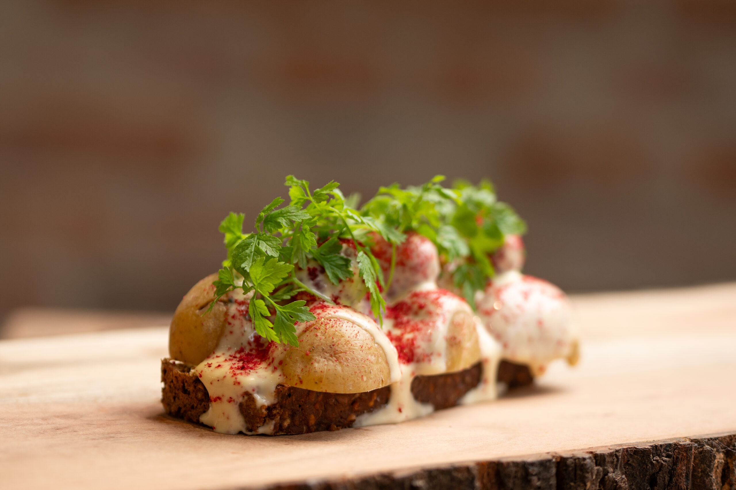 Kartoffelmad med créme og grønt på brødskive